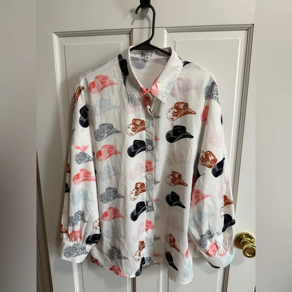 Boutique Women’s White Cowboy Hat Print Button-Down Shirt Medium - Picture 1 of 8